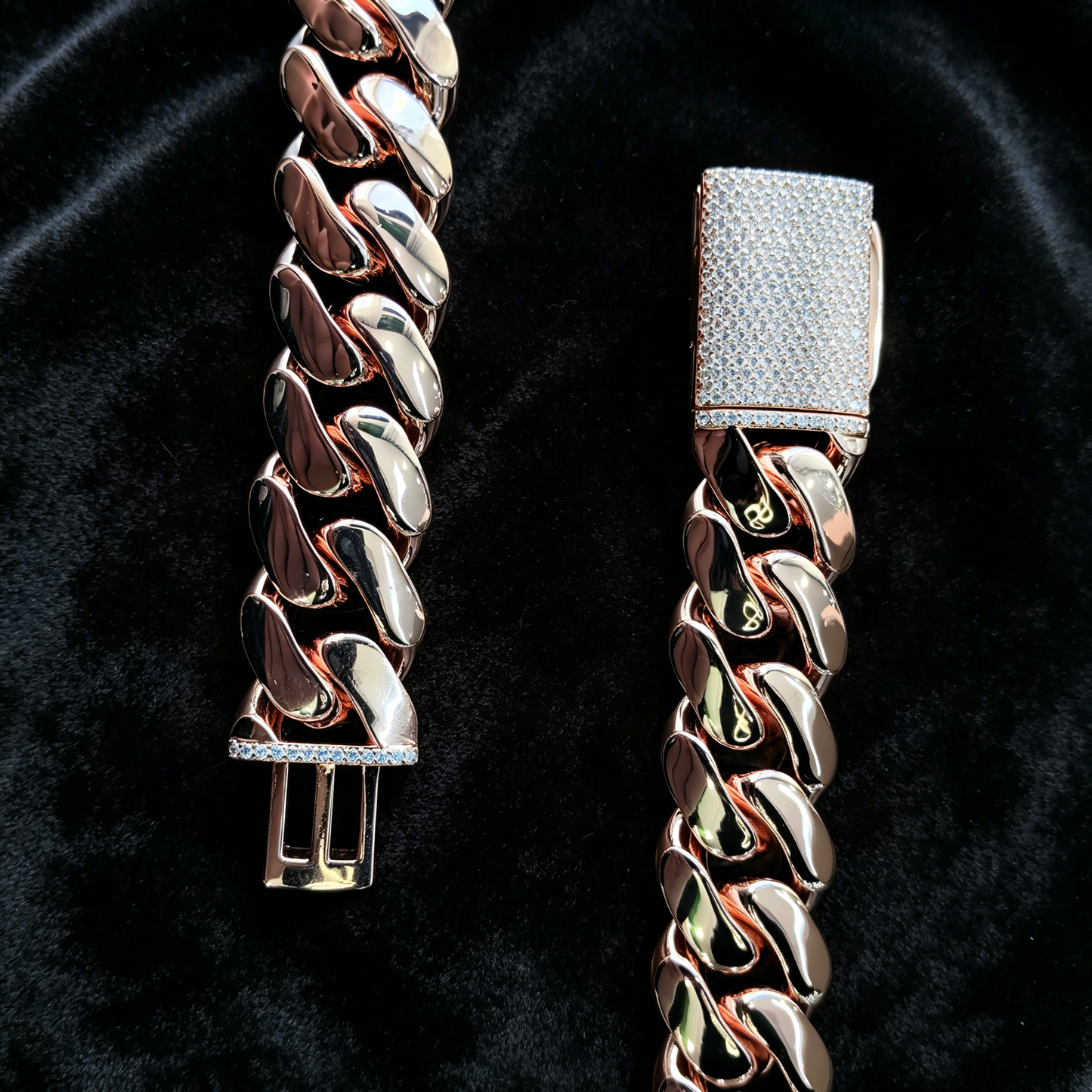 Iced Out "Chase the Bag" Running Man Pendant Set 【B101】